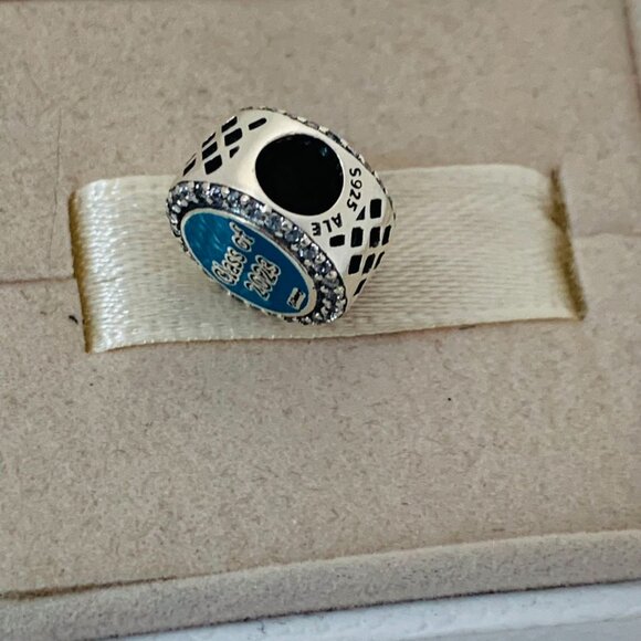 🔥🔥Pandora Class Of 2023 Mickey Mouse Graduation Charm - Picture 4 of 6